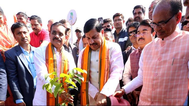 मुख्यमंत्री डॉ. यादव ने पूर्व मुख्यमंत्री श्री चौहान के साथ किया पौधरोपण